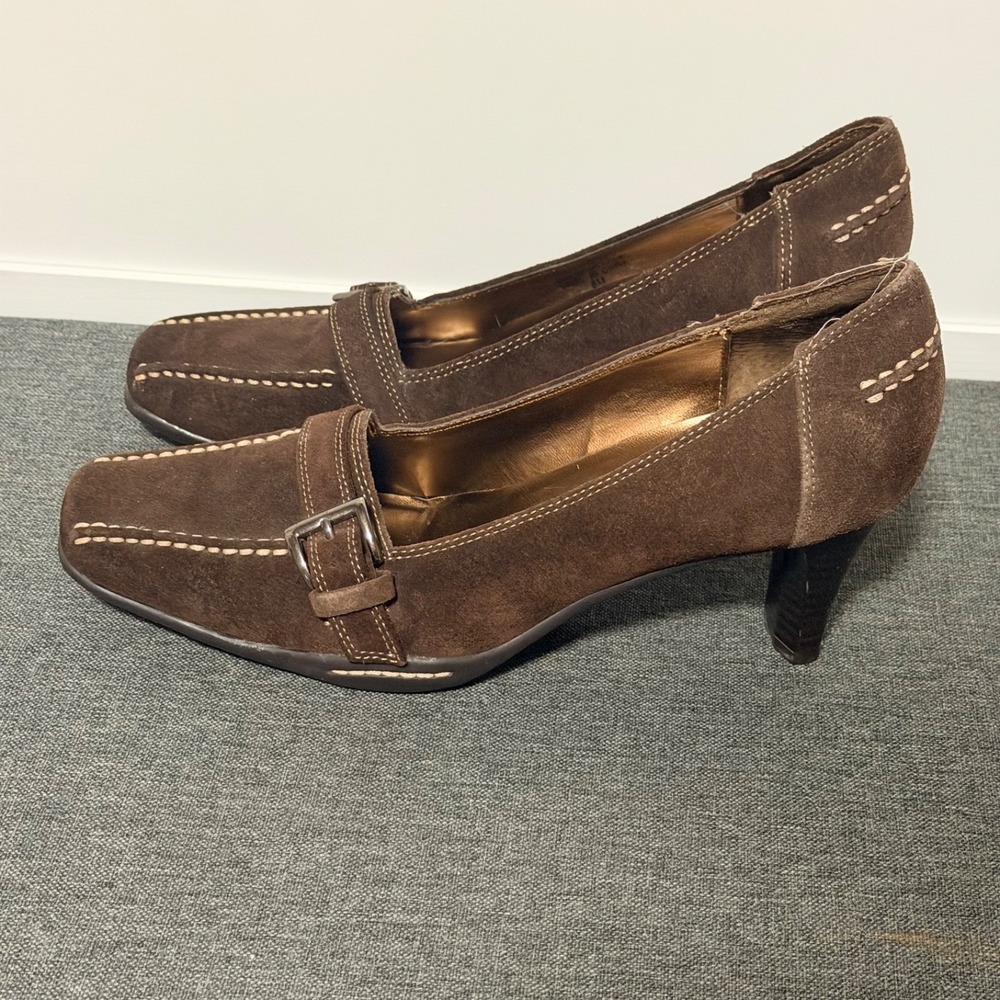 Women's Aerosoles Brown‎ Suede Pumps w/Buckle, Stitching, Square Toe, Size 8B - Picture 3 of 8